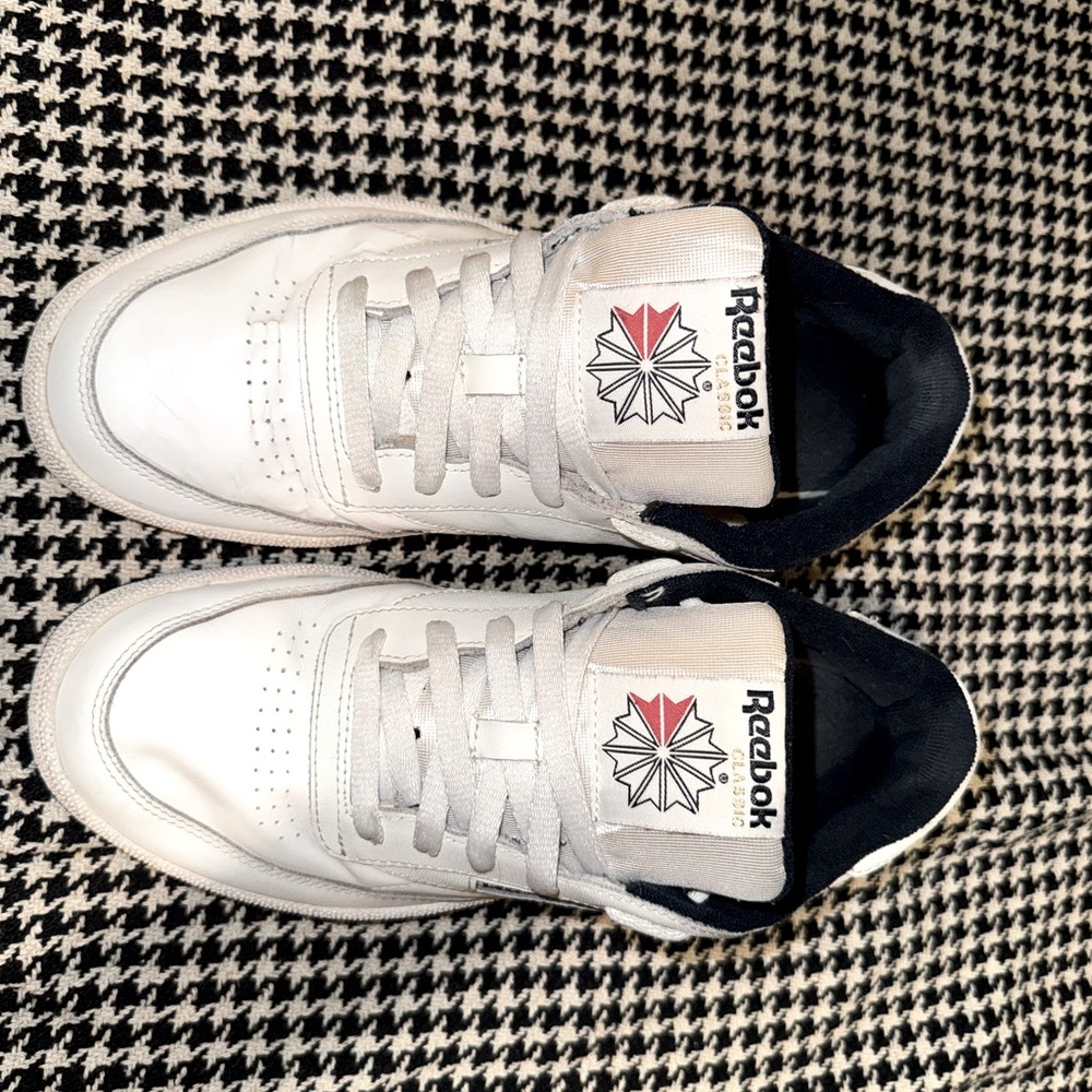 In good condition women & men unisex sneakers